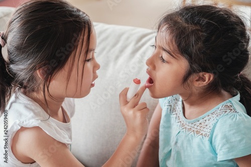 Foto young multiethnic kids doing make up pretend play