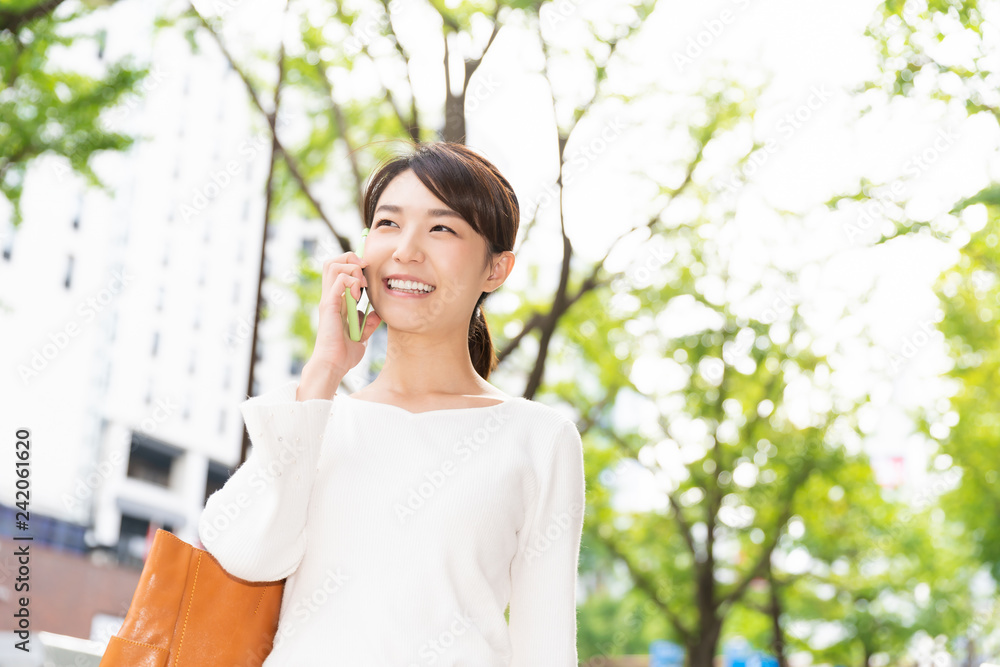 電話をする女性