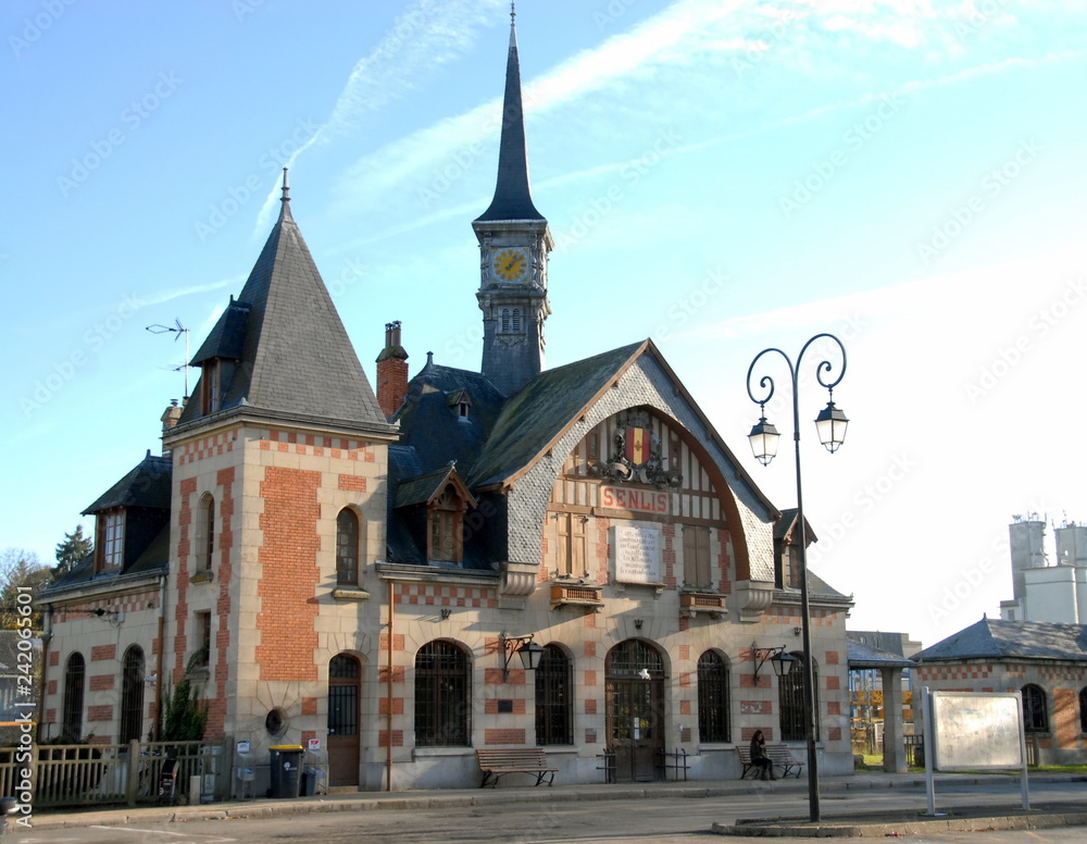 Ville de Senlis, la gare soleil couchant, département de l'Oise, France