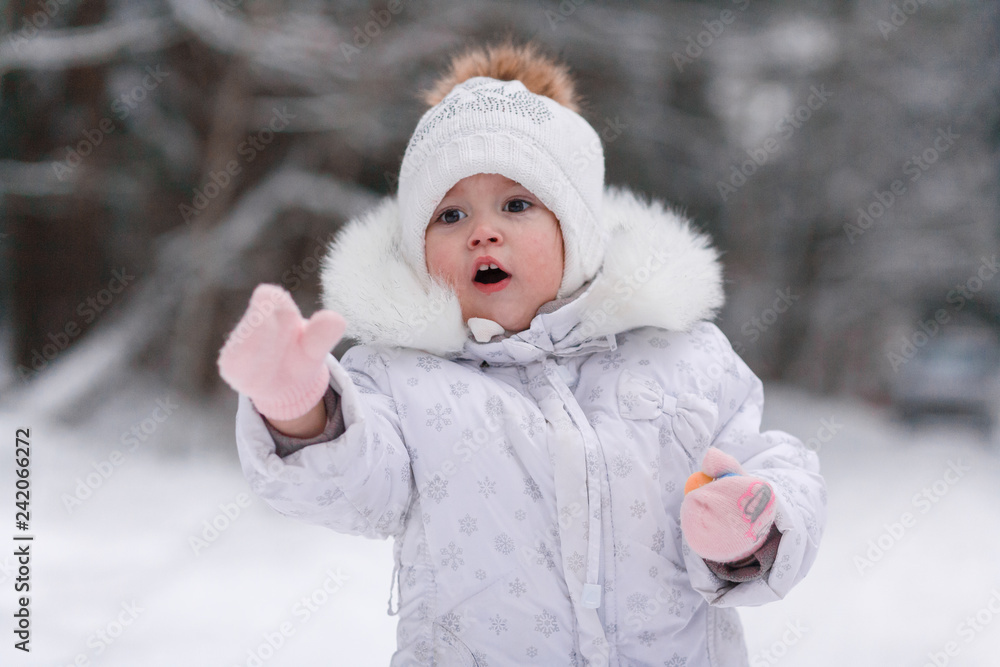 Obraz premium Winter photo of a child.Emotional photo