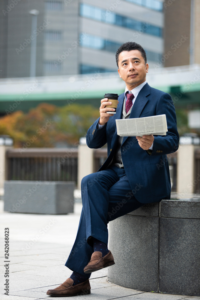 新聞を読むビジネスマン 新聞を読むビジネスマン