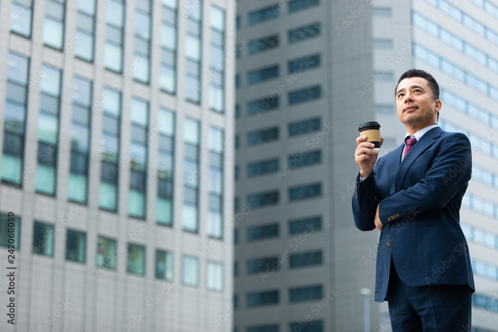 新聞を読むビジネスマン