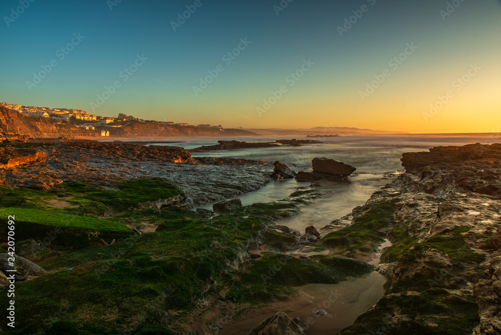Obraz premium beach with rocks and waves breaking