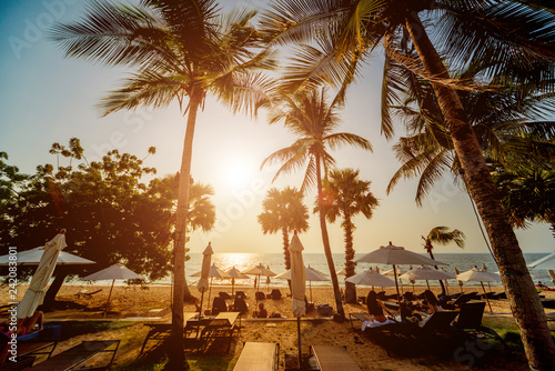 Canvas Print Beautiful tropical beach with palm trees