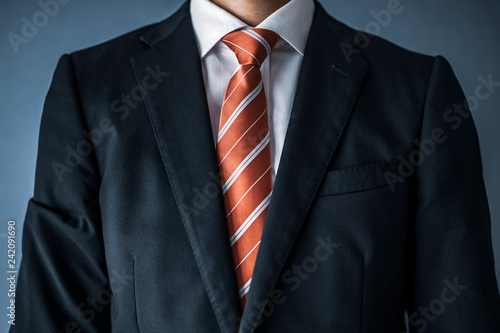 赤いネクタイのビジネスマン