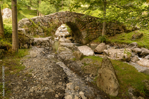 Quadro em tela Ancient stone bridge over little river