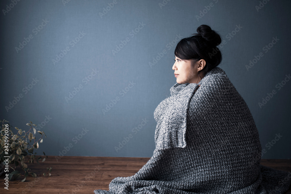 毛布に包まる女性 foto de Stock Adobe Stock
