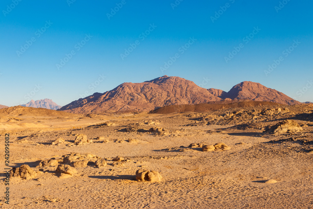 Naklejka premium Widok na pustynię arabską i pasmo górskie Wzgórza Morza Czerwonego w Egipcie