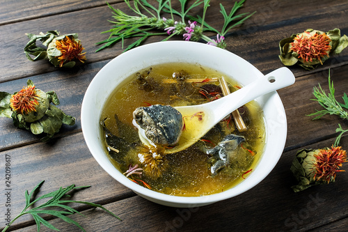 Foto Motherwort safflower stewed black chicken soup / female nourishing yin soup