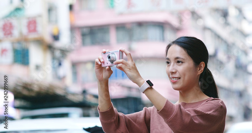 Canvas Print Woman take photo on camera in the city