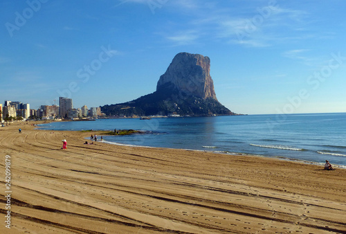 Peñón de Ifach. Calpe. Vista desde la playa en un día luminosa. 
