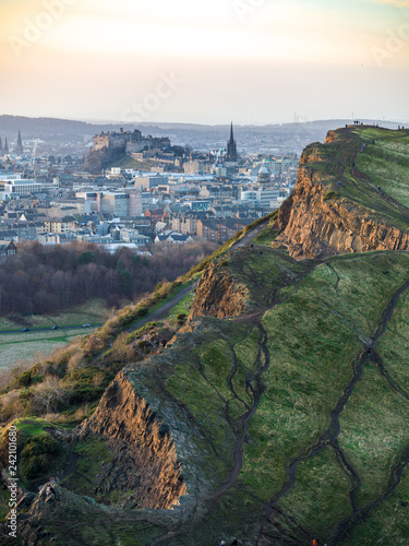Cuadro en lienzo View of Edinburgh Castle from Arthur's Seat at sunset