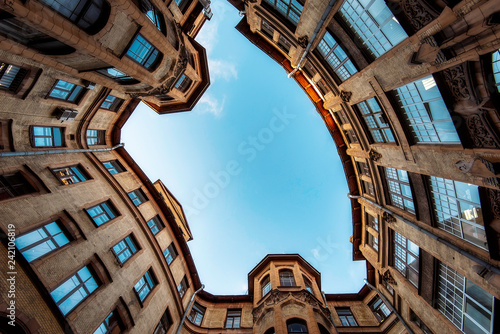 Canvas Print Traditional Court yard well in Saint-Petersburg, Russia
