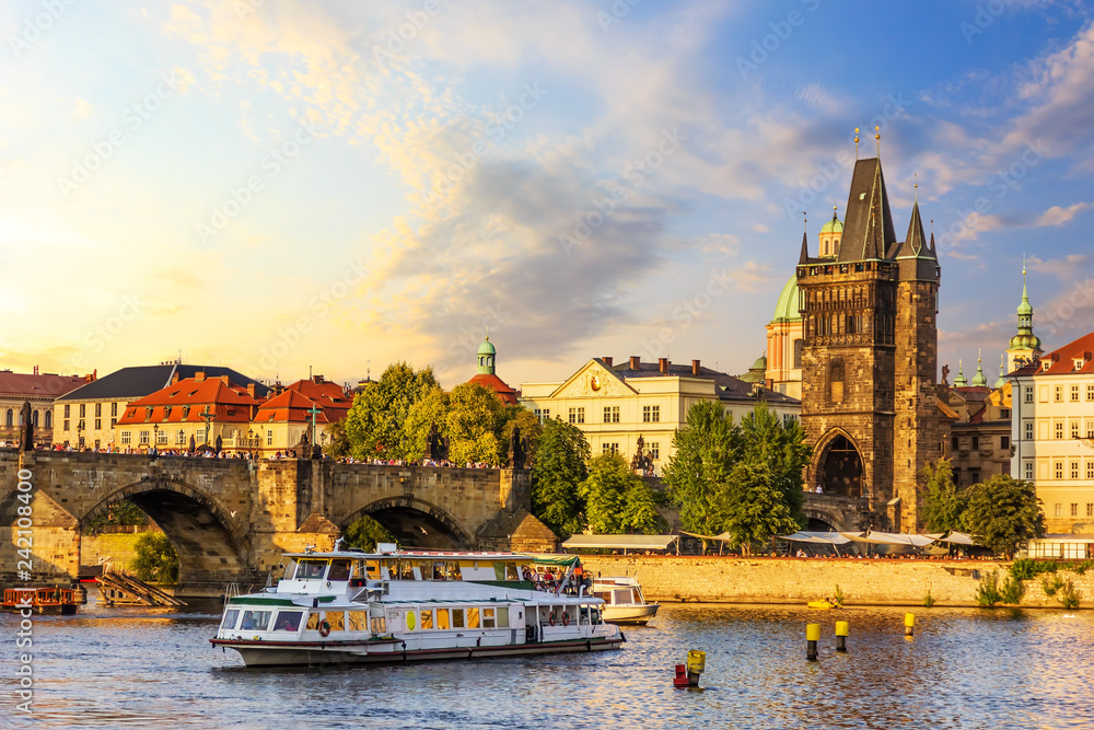 Obraz premium A ship in the Vltava near the Charles Bridge and Old Town Bridge