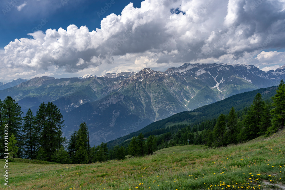 Obraz premium Górski krajobraz wzdłuż drogi do Colle dell'Assietta