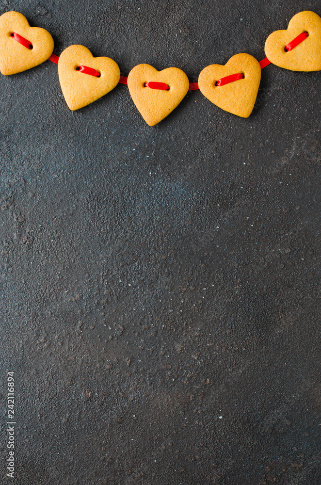 Obraz premium Valentine's day greeting card with gingerbread cookies in the shape of a heart.