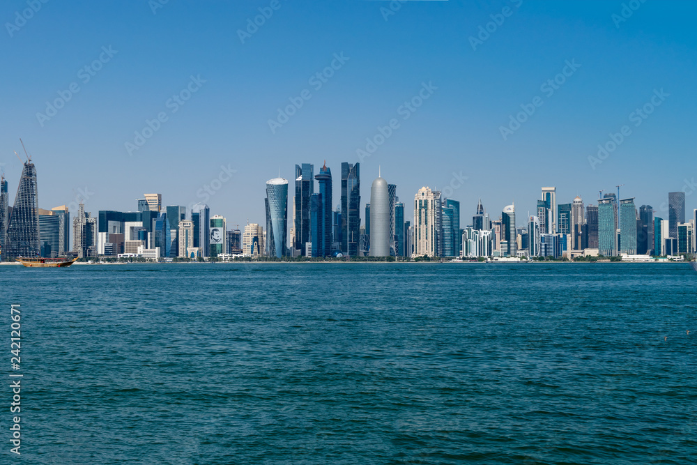 Obraz premium Doha, Katar - 14 grudnia 2018: Skylines w centrum miasta, nowoczesne arabskie miasto,