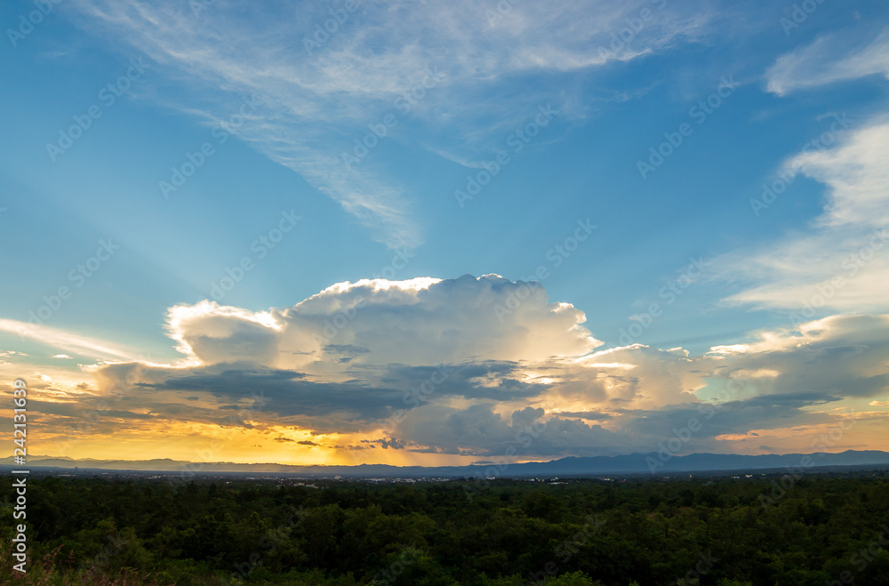 Obraz premium colorful dramatic sky with cloud at sunset.