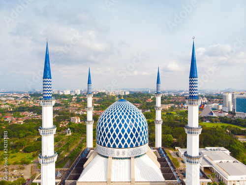 Foto Drone view of Masjid Sultan Salahuddin Abdul Aziz Shah or Blue Mosque in Shah alam ,Selangor, Kuala lumpur, Malaysia