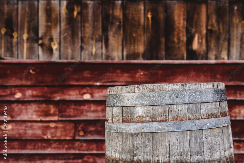 Wooden barrel, behind the bottom of aged wooden boards, to preserve alcoholic beverages such as wine or whiskey Wooden barrel, behind the bottom of aged wooden boards, to preserve alcoholic beverages such as wine or whiskey