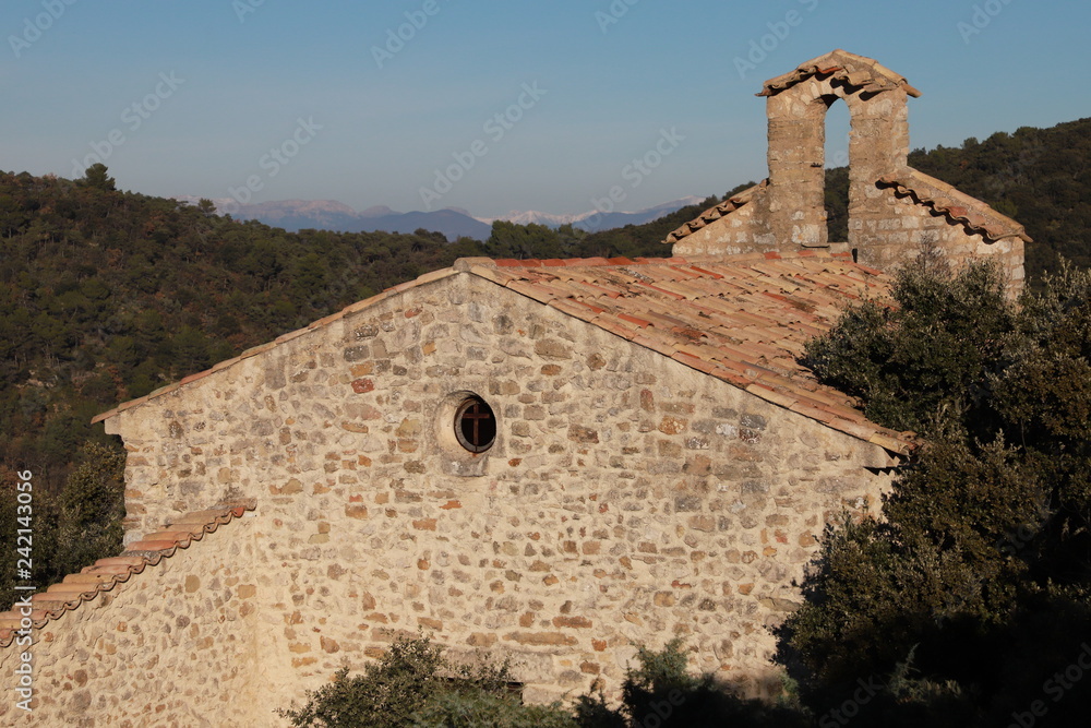 chapelle dans les collines de Giono