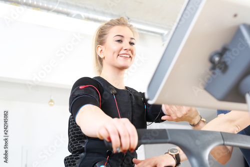 Trening . Elektrostymulacja mięśni na treningu fitness.