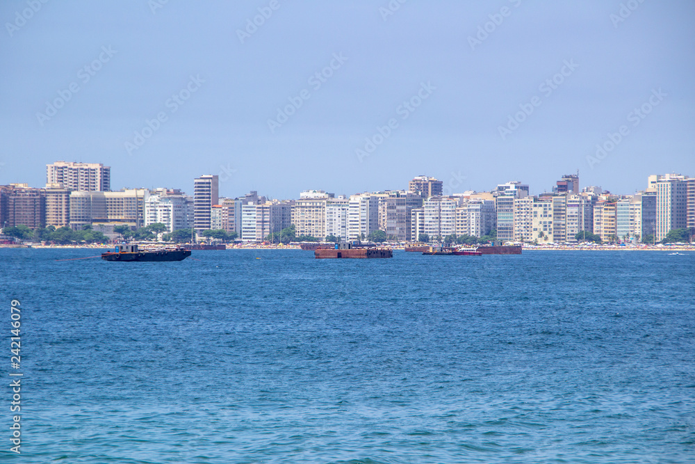 Fototapeta premium prom z pożarami sylwestrowymi w Copacabana w Rio de Janeiro