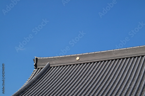 寺院の瓦屋根と青空
