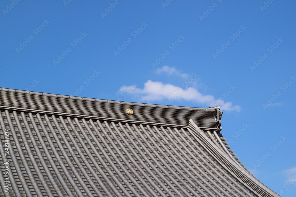 寺院の屋根と青空