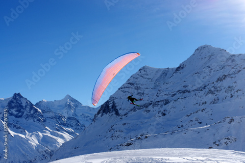 Parapente à ski tentant d'atterrir