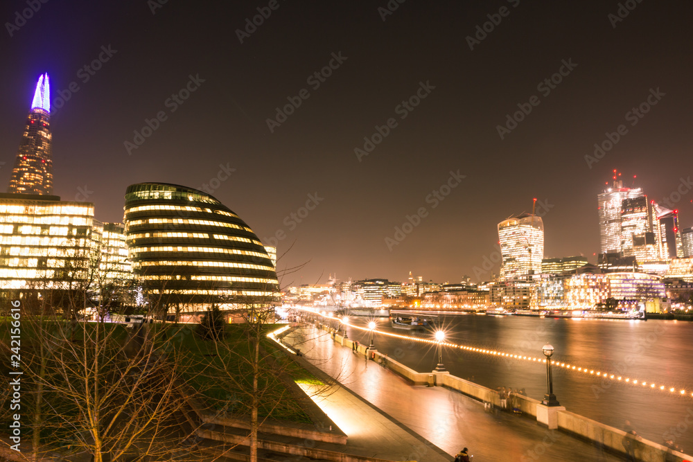 Obraz premium London Skyline at Night over the Chard and Thames River