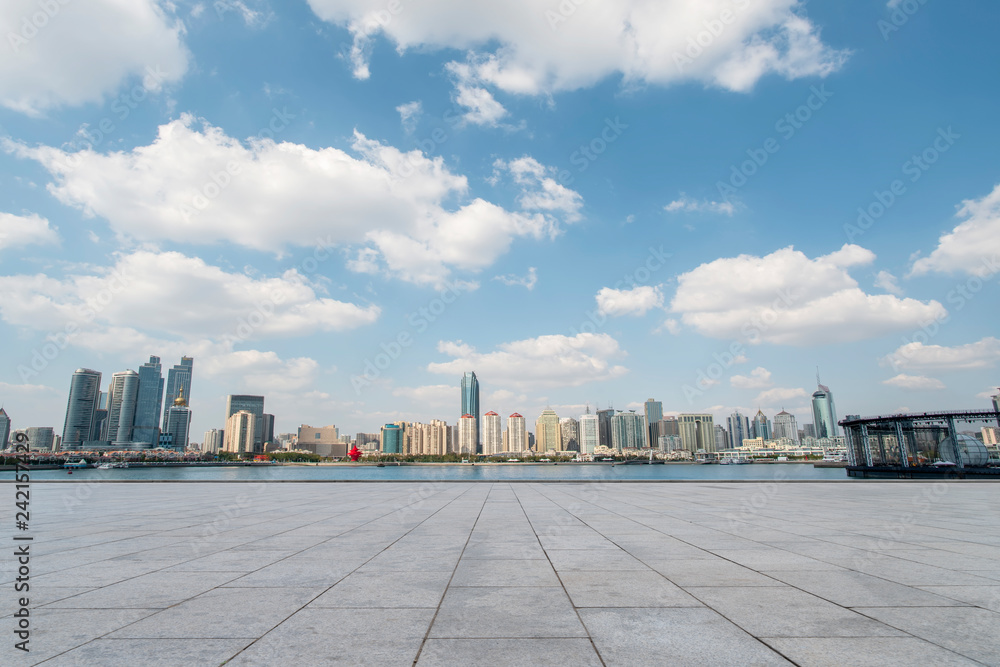 Obraz premium Empty marble floors and city views under the blue sky