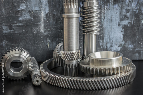 verschiedene Zahnräder aus Stahl Metal Silber nebeneinander platziert alle Zahnradarten