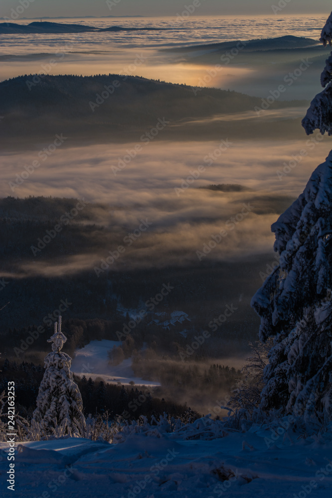 Widok z Jaworzyny Krynickiej ,Beskid Sądecki po wschodzie słońca .