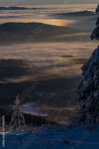 Widok z Jaworzyny Krynickiej  ,Beskid Sądecki po wschodzie słońca .