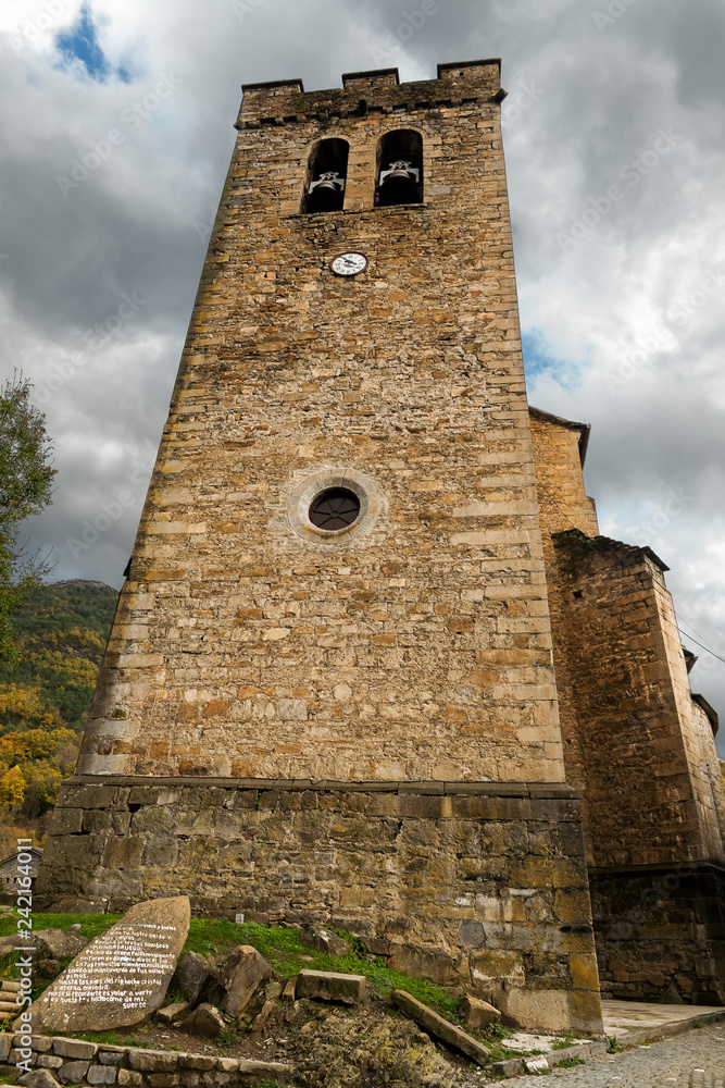 Torre de la iglesia con reloj y campanas en Broto. Huesca. Aragon. España. Europa Torre de la iglesia con reloj y campanas en Broto. Huesca. Aragon. España. Europa