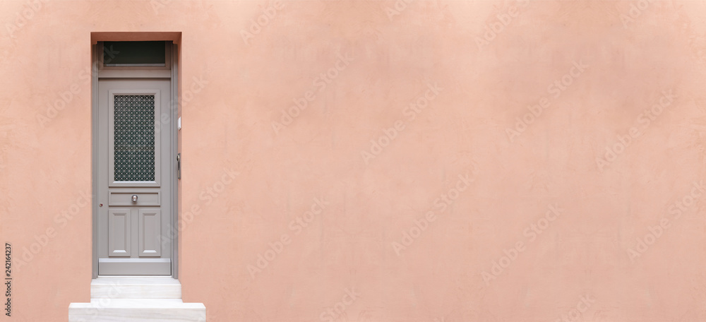 Φωτογραφία Wooden entrance door, beige color wall background, residential building in old t