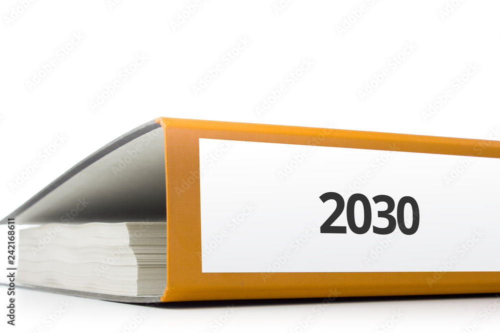 oranger Aktenordner gefüllt mit Papierseiten und Beschriftung 2030 liegend vor weißem Hintergrund