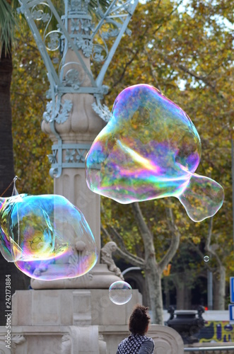 burbuja deforme en el aire antes de reventar photo