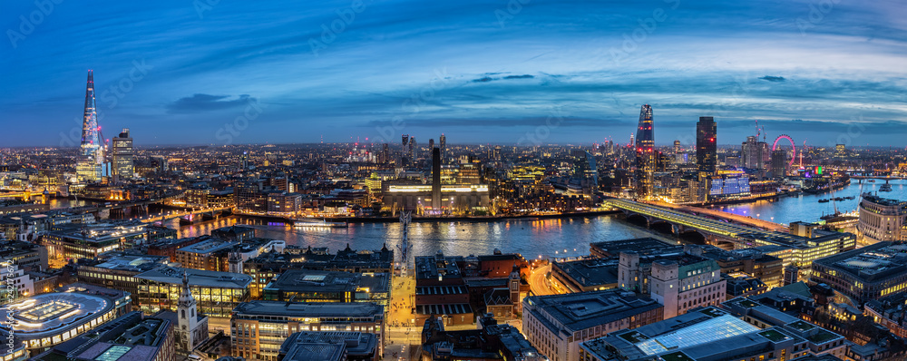 Die beleuchtete Skyline von London bei Nacht: von der Tower Bridge entlang der Themse bis zum Westminster Palast