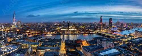 Die beleuchtete Skyline von London bei Nacht  von der Tower Bridge entlang der Themse bis zum Westminster Palast