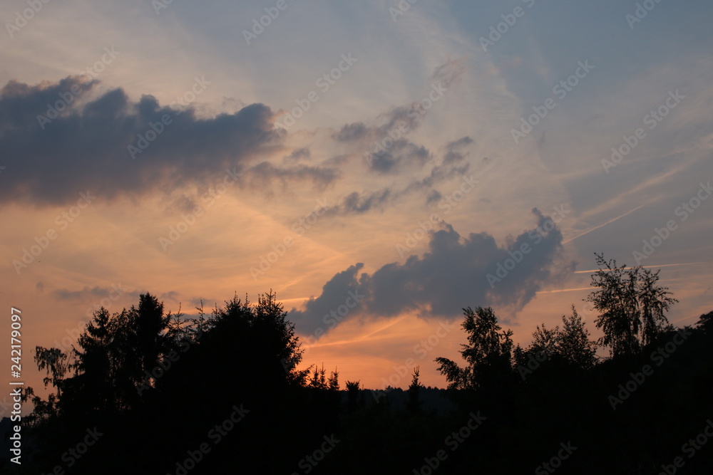 Fototapeta premium Abendrot mit Wolken