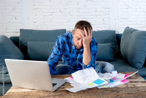 Quadro su tela Angry man paying bills managing finances feeling desperate and hopeless with too