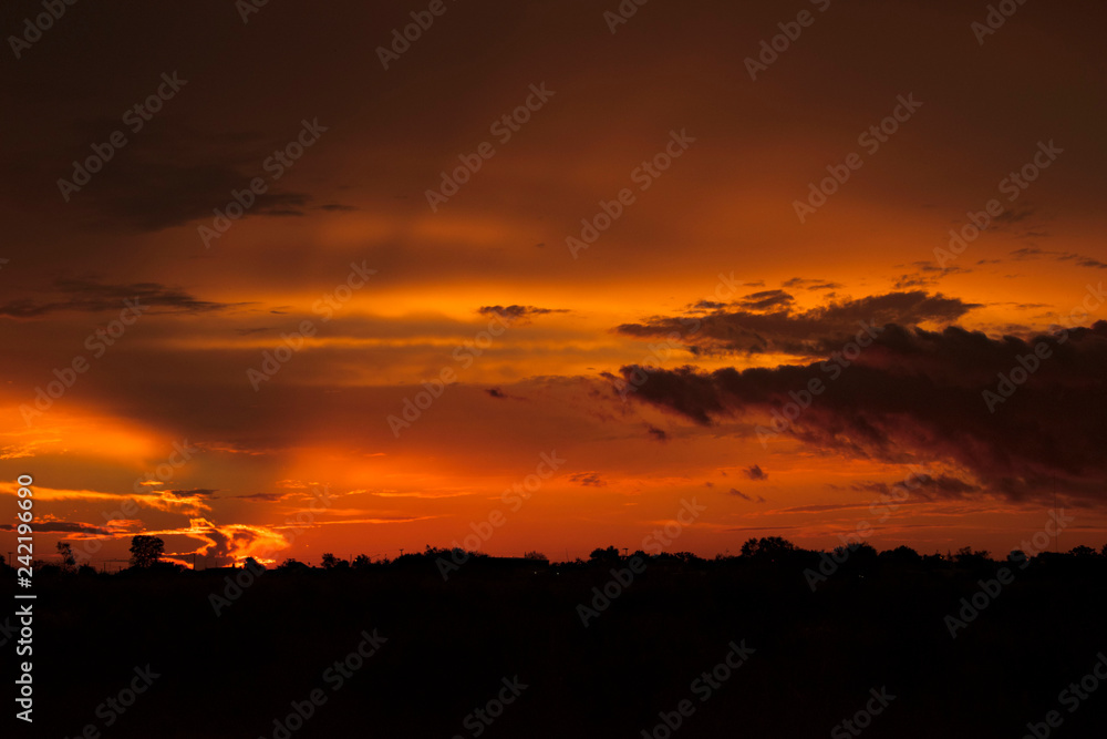 Atardecer Anaranjado Con Nubes