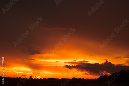 Atardecer Anaranjado Con Nubes