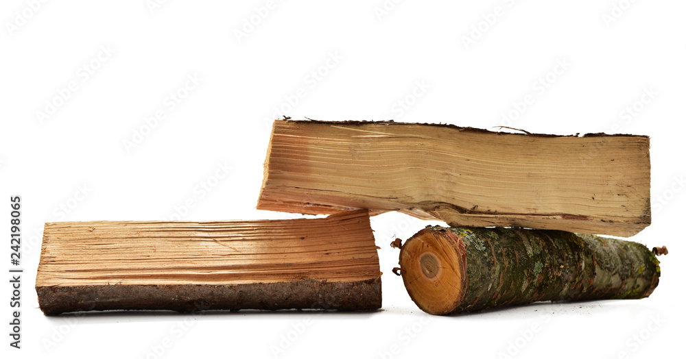 Fototapeta premium Holzscheite aus Fichtenholz vor weißem Hintergrund
