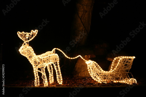 leuchtendes Elchkutschgespann zu Weihnachten