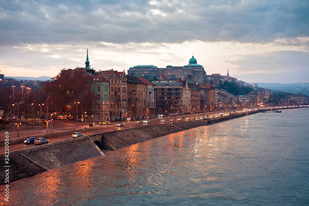 Obraz premium Budapeszt nad rzeką z Pałacem Królewskim w Budzie o zachodzie słońca