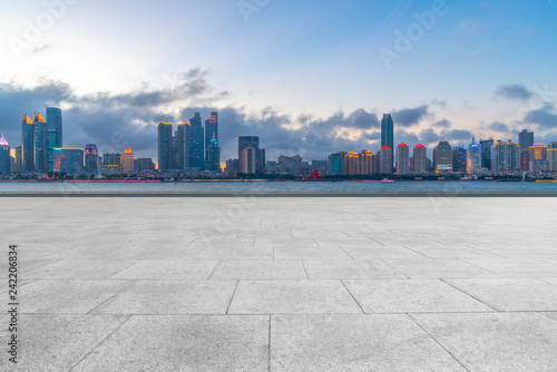 Fototapeta Naklejka Na Ścianę i Meble -  Empty marble floors and city views under the blue sky