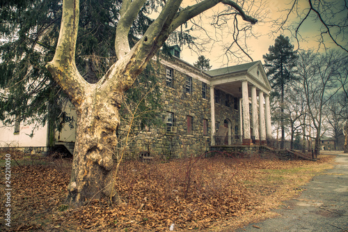 Obraz na plátně Abandoned building from Letchworth Village former institution the physically and